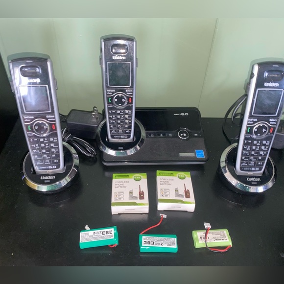 Uniden DECT3080-3 Cordless Base Station + 3 additional handsets extra batteries - Picture 1 of 1
